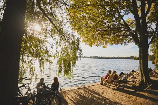 Die Sonne genießen an der Alster