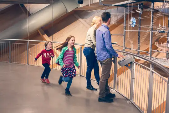 Kleine und große Gäste staunen über die riesige Kugelbahn im Universum®!